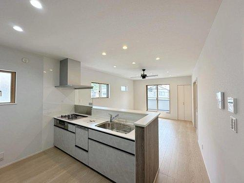 海田町大立町の居間・リビング|15.75帖の広々としたリビング☆
キッチンからはリビング全体を見渡すことができます♪