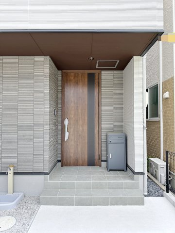 海田町大立町の玄関|宅配BOX付き玄関ポーチ☆
しっかりと屋根があるので雨の日の出入りも濡れずに安心です♪
また宅配BOX付きのため不在時の荷物の受け取りも容易になります！