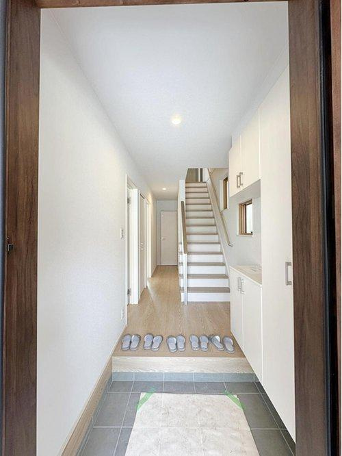 海田町大立町の玄関|玄関ホールは開放的でとても明るいです♪