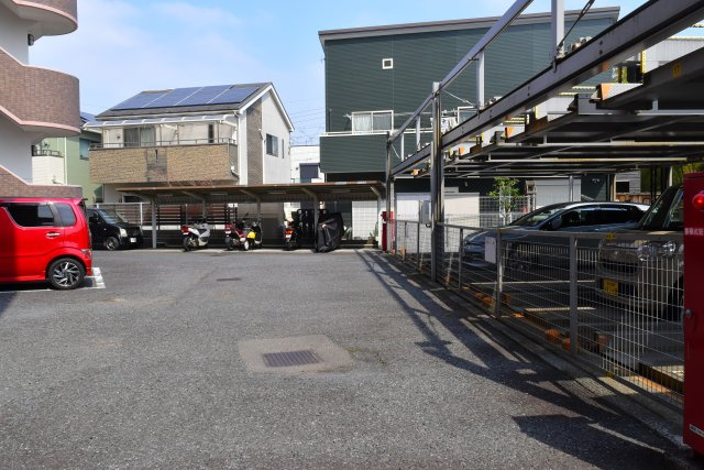 多摩市連光寺２丁目の中古マンションの駐車場