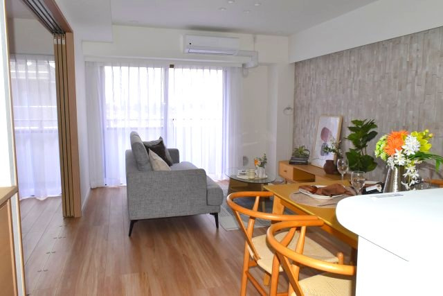 多摩市連光寺２丁目の中古マンションの居間・リビング