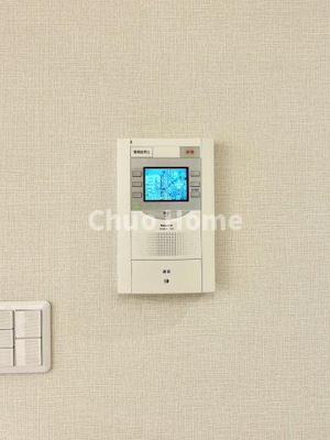 【セキュリティ】 | ライオンズマンション綾瀬第2 | 【モニターホン】誰が来たかすぐにわかるカラーモニター付きインターホン。通話ボタンを押すまでは室内の音は漏れていませんので相手を確かめてから応対できます。