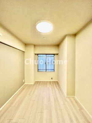 【寝室】 | ライオンズマンション綾瀬第2 | 【寝室】心と体をゆったりと安らげる主寝室。寝室のゆとりが大きい分だけ、暮らしの安らぎは深まります。一日の疲れを癒すだけでなく、ご夫婦の親密な語らいを紡ぎ出します