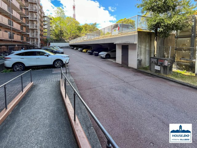 ◆ライオンズマンション八事ガーデン弐番館◆ペット可♪角部屋！の駐車場|駐車場（平面式、一部屋根付立体）です。