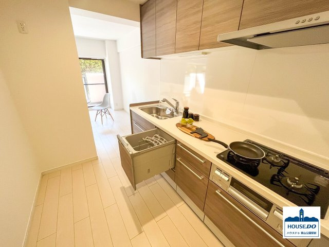 ◆ライオンズマンション八事ガーデン弐番館◆ペット可♪角部屋！のキッチン|3口コンロ、食洗機、深型シンクと使い勝手良好のシステムキッチン！
収納も充実しています♪