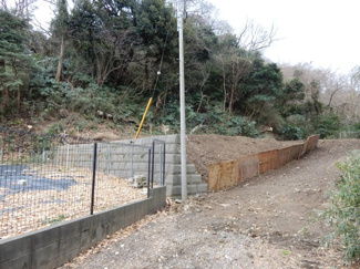【外観】 | 鎌倉市腰越　売地 | 隣地との境界になる擁壁
