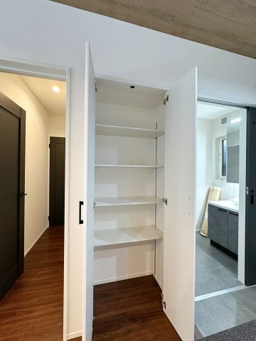 南区宇品御幸5丁目の収納|キッチンパントリー収納☆
キッチンで使う小物や食材のストックなどを収納でき、キッチン回りもスッキリとします♪