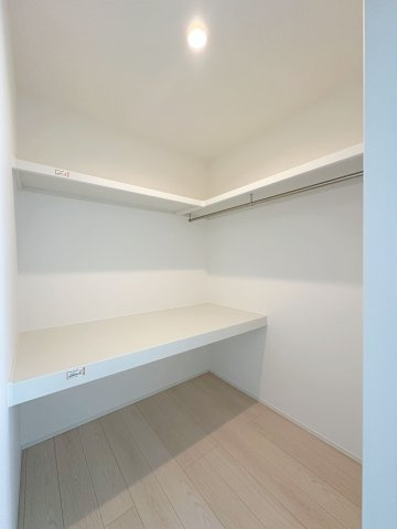 南区宇品御幸5丁目の収納|全居室収納☆
4.5帖洋室のウォークインクローゼットです♪