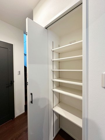 南区宇品御幸5丁目の収納|2階廊下収納☆
可動棚のため好きな高さに調整可能です♪