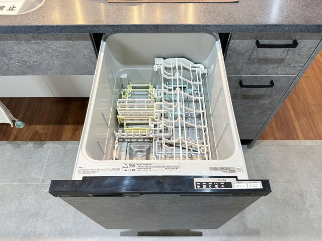 南区宇品御幸5丁目のキッチン|4人から5人分の食器洗浄乾燥機☆
水道代の節約にもなり、家事の時短もできる優れ物です♪
スライド式で上から全体が見えるため食器の出し入れもスムーズです♪