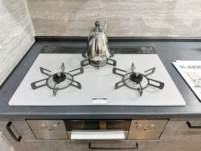 南区宇品御幸5丁目のキッチン|都市ガス仕様の3口ガスコンロ☆
高火力のバーナーが使用可能、調理器具を選ばないのがガスコンロ。停電時でも使用可能で安心です♪