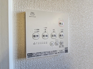 【設備】 | リナージュ那須塩原市下永田5丁目24-1期　4号棟 | 雨の日や湿気の多い梅雨時期など、洗濯物が乾き難い時期に重宝する浴室換気乾燥機。乾燥機能だけではなく、冬場の浴室内の寒暖差を緩和する暖房機能も標準装備。ヒートショック対策に一役買います。
