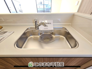 【キッチン】 | リナージュ那須塩原市下永田5丁目24-1期　4号棟 | ビルトイン型浄水器を内蔵したキッチン水栓。お米を研いだり、野菜を洗ったりするときなど用途に応じてワンタッチで浄水に切り替えが可能です。カートリッジ式なので、フィルターを簡単に交換する事が出来ます。