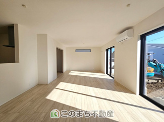 【居間・リビング】 | リナージュ那須塩原市下永田5丁目24-1期　4号棟 | 開放感のある広々としたリビング☆家族みんなでゆったりくつろげます♪
南側から暖かな日差しが差し込みます♪キッチンからリビングの様子がよく見渡せます☆
