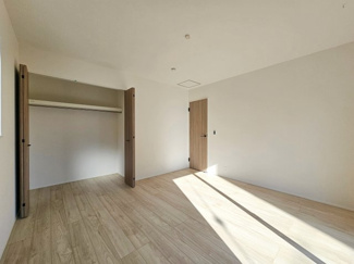 【洋室】 | リナージュ那須塩原市下永田5丁目24-1期　4号棟 | 南向きの日当りの良い主寝室♪