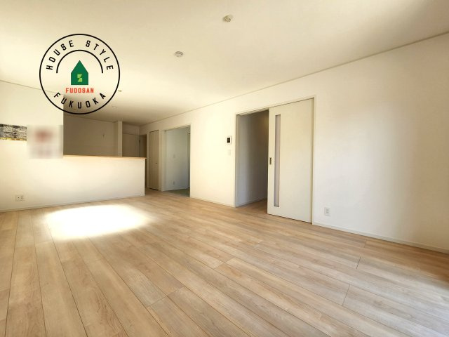 糟屋郡須恵町新原第5-3棟（2号棟）の内観：施工例|リビングにいるお子様と会話をしながら家事ができるカウンターキッチン。いま手があいているか、忙しそうなのか相手の様子を伺いながらコミュニケーションをとる訓練にもなります。