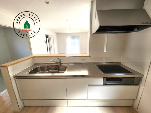 糟屋郡須恵町新原第5-3棟（2号棟）の内観：施工例|忙しい朝でも家族揃って食事をしたいゆとりあるダイニングスペース。