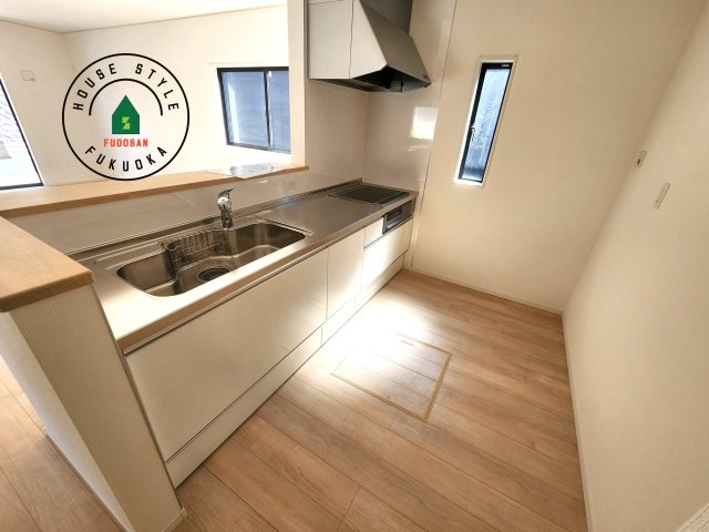 糟屋郡須恵町新原第5-3棟（2号棟）の内観：施工例|カウンターキッチンなら、リビングで遊ぶ子供の様子を見ながら料理ができるので安心です。料理を運んでもらったり、子供にお手伝いしてもらいやすいのもいいですね。