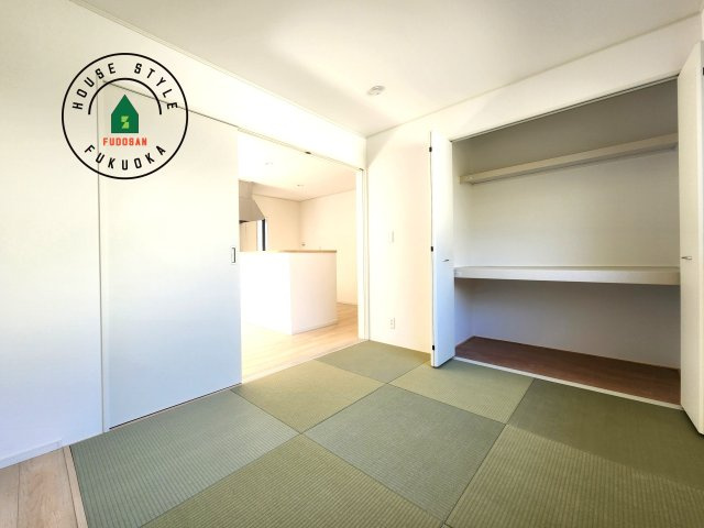 糟屋郡須恵町新原第5-3棟（2号棟）の内観：施工例|和室を上手に活用すると暮らし方の幅が広がります。例えば普段は開け放して、子供の小さいうちはお昼寝や遊びのスペースに。畳はソフトなので転んでもケガをしにくく安心です