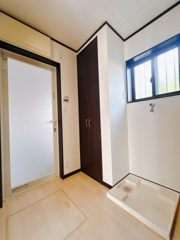 【中古戸建】伊勢崎市境百々の独立洗面台|■洗面室｜洗面室の横には、洗濯機を置くスペースをご用意しております♪広いスペースなので安心です♪