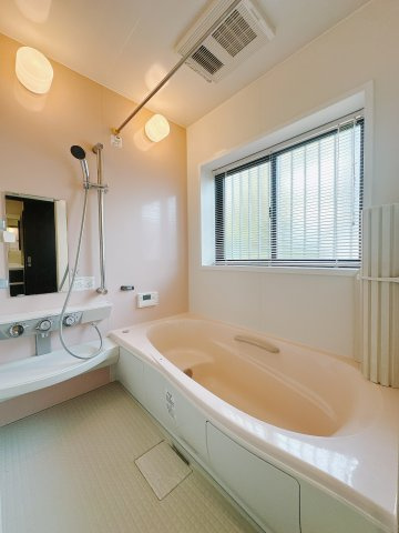 【中古戸建】伊勢崎市境百々の浴室|■浴室｜ゆったり足を伸ばせるサイズの浴室(*＾＾*)　夜間のお洗濯や、雨の日のお洗濯に大活躍の浴室暖房乾燥機付き！お子さまとの入浴の際に嬉しいエコベンチ浴槽付きです♪