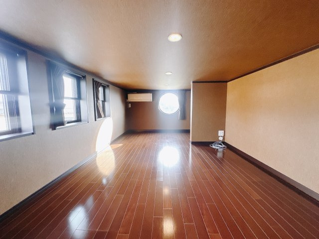 【中古戸建】伊勢崎市境百々の洋室|■2階洋室｜10.8帖の広々とした洋室です♪落ち着いた雰囲気の主寝室としてもぴったりの空間になっています。
