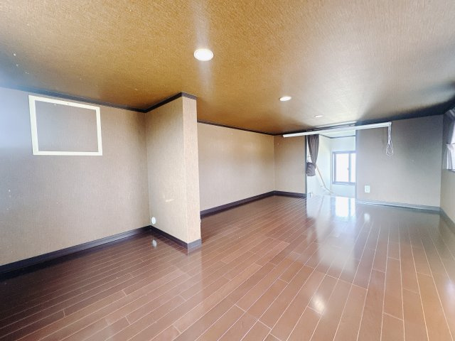 【中古戸建】伊勢崎市境百々の洋室|■2階洋室｜2階洋室には大きな窓をご用意しています。日中はあたたかな日差し差し込み自分時間も充実できますね＾