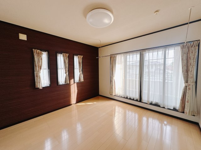 【中古戸建】伊勢崎市境百々の洋室|■2階洋室｜アクセントクロスをあしらい、ホテルのような落ち着いた空間を演出しました。