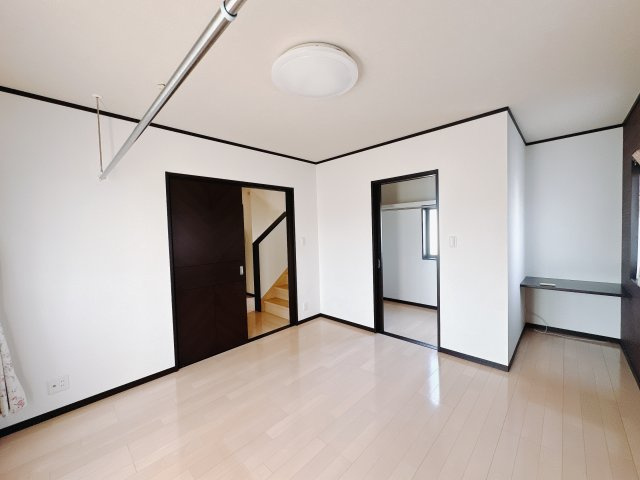 【中古戸建】伊勢崎市境百々の洋室|■2階洋室｜2階各居室には収納をご用意しています♪常にお部屋を綺麗に保てます！小さなお子様も自然とお片付けができるようになるのでうれしいですよね！