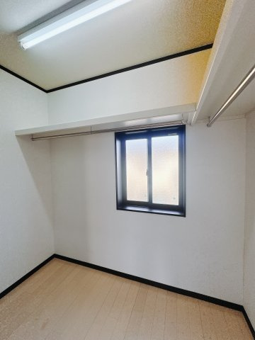 【中古戸建】伊勢崎市境百々の収納|■WIC｜お気に入りのお洋服もシワを作らずきれいに管理ができる夢のウォークインクローゼット！今お使いの収納ケースもスッポリそのまま収まる広さです♪