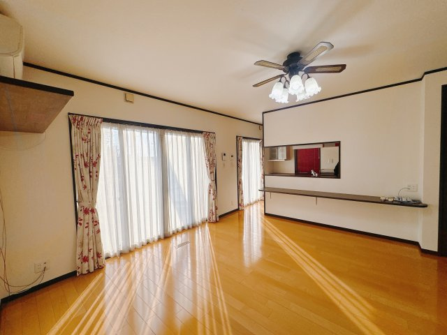 【中古戸建】伊勢崎市境百々の居間・リビング|■リビング｜窓から射し込む陽射しが縦横に広がり、あたたかな空間を形作ります♪木目のきれいなフローリングとシンプルな壁紙は、一日中家に居ても飽きることなく過ごすことができる素敵な空間です♪