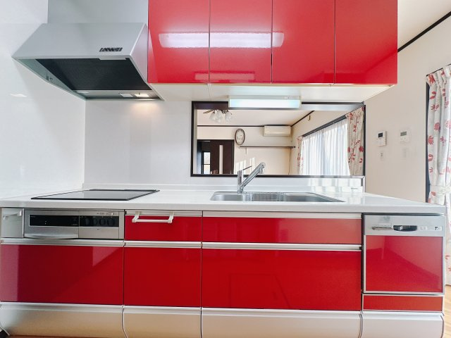 【中古戸建】伊勢崎市境百々のキッチン|■キッチン｜リビングまでの見通しが良く、家事をしながらでも、お子様の様子を見られるようになっています。お子様がいつもママのそばにいる安心感も生まれます♪