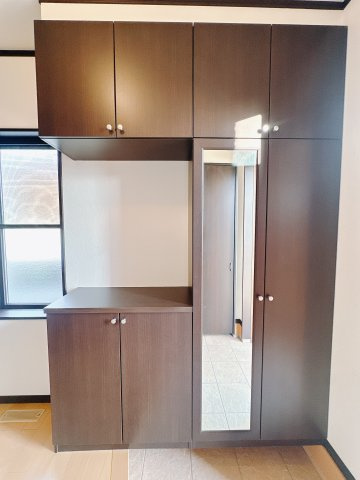 【中古戸建】伊勢崎市境百々の玄関|■玄関｜収納豊富な玄関♪全身ミラー付き収納もあり、お出かけ前の身だしなみチェックもバッチリです！