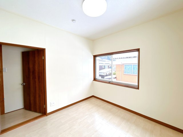 鳥取市滝山中古戸建の洋室