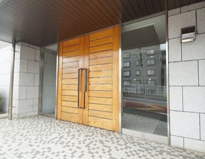 【エントランス】 | クラージュKAMAKURAYA | 落ち着いた雰囲気のエントランススペース。