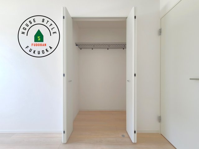 糟屋郡須恵町新原第5-3棟（3号棟）の内観：施工例|【WIC（ウォークインクローゼット）】 たくさんの洋服をかけてもシワになりにくいウォークインクローゼット。洋服以外にも、普段使わない家電やスーツケース、ストック品など何でも片付く嬉しい空間です。