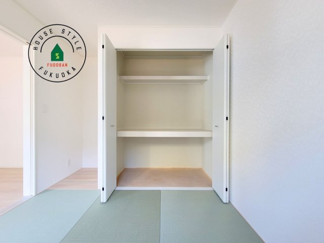 糟屋郡須恵町新原第5-3棟（3号棟）の内観：施工例|壁面クローゼットのメリットは、衣類が横一列に並ぶためひと目で洋服が選びやすいこと。衣類をたくさんお持ちの方も、限られたスペース内に無理なく収納することができます。