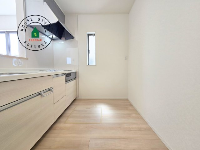 糟屋郡須恵町新原第5-3棟（3号棟）の内観：施工例|カウンターキッチンなら、リビングで遊ぶ子供の様子を見ながら料理ができるので安心です。料理を運んでもらったり、子供にお手伝いしてもらいやすいのもいいですね。