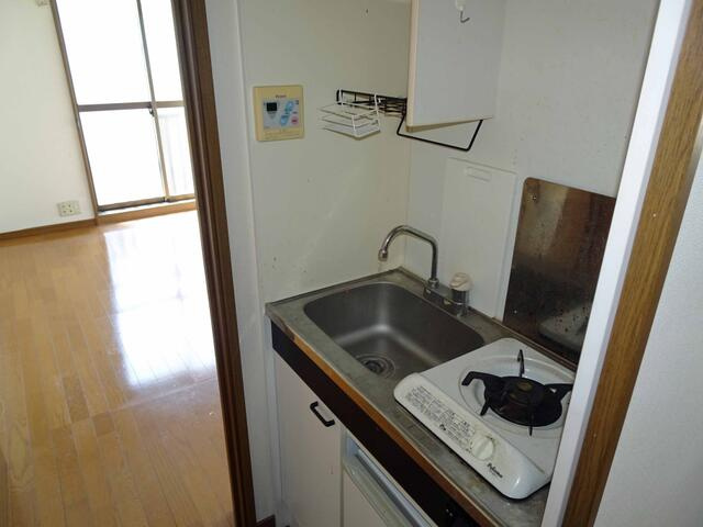 １口ガスコンロ、下に冷蔵庫あり