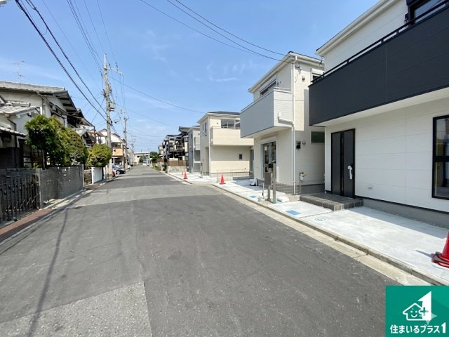 5(土)6(日)現地見学可能！◆八尾市小畑町　全4邸の前面道路含む現地写真|周辺は閑静な住宅街！前面道路広々で車の出し入れも便利です。駐車が苦手な方でも安心して車庫入れできます！