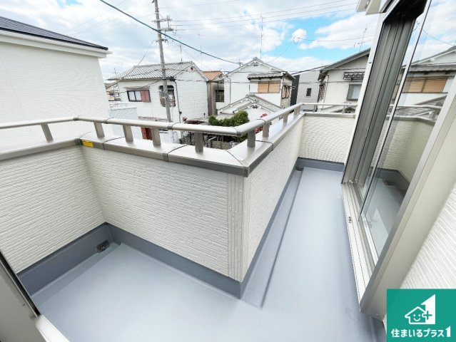 八尾市小畑町　第7期　新築一戸建てのバルコニー|ワイドバルコニーは洗濯物を干すスペースが広いのでご家族が多くても安心！