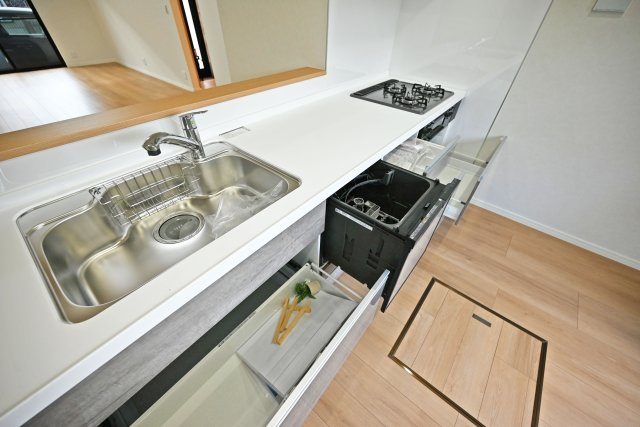 宝塚市山本丸橋1丁目中古戸建│3LDK+駐車1台可のキッチン|天板とワークトップ下の収納は満足のいくスペースが備わっています。 大きな鍋などもゆったりと収納いただけます。食洗機が備えられています。