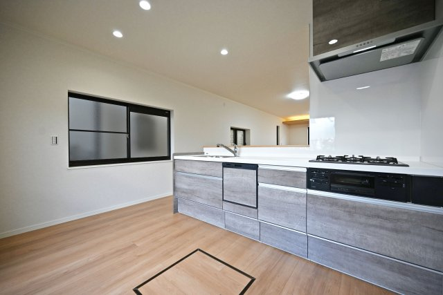 宝塚市山本丸橋1丁目中古戸建│3LDK+駐車1台可のキッチン|1階キッチン奥側から撮影した内観写真です。 機能性充実対面式キッチン。3口コンロと魚焼きグリルがあるのでお料理の幅が広がります。