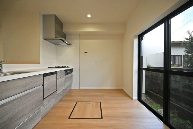 宝塚市山本丸橋1丁目中古戸建│3LDK+駐車1台可のキッチン|キッチン後ろのスペースも広く、ご入居後に設置するカップボードの幅も広がります。