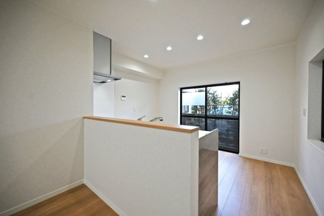 宝塚市山本丸橋1丁目中古戸建│3LDK+駐車1台可のキッチン|コンロ前袖壁付カウンター造作のキッチンです。上部にはダウンライトを採用し、作業性を確保。