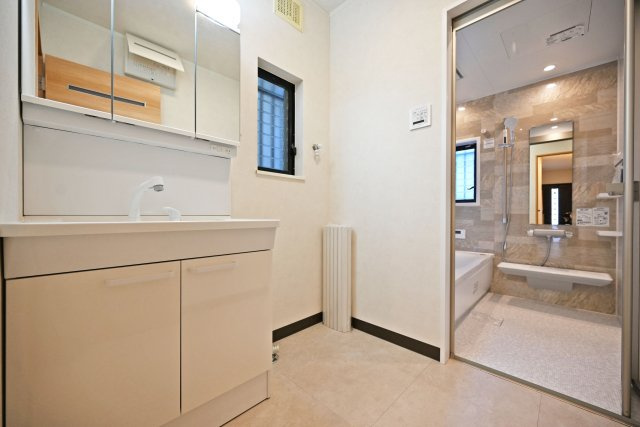 宝塚市山本丸橋1丁目中古戸建│3LDK+駐車1台可の独立洗面台|1階洗面台は3面鏡裏収納付きのドレッサーを採用しています。小窓も設けているため、電気乾燥機等によりこもる湿気もしっかり排出できます。