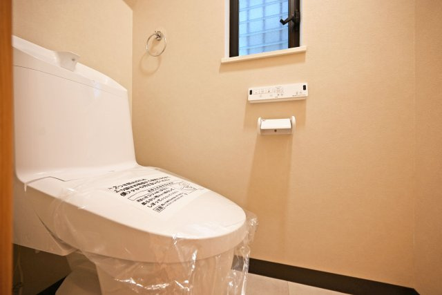 宝塚市山本丸橋1丁目中古戸建│3LDK+駐車1台可のトイレ|1・2階に1か所ずつウォッシュトイレを導入しています。