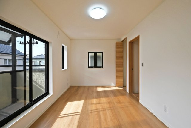 宝塚市山本丸橋1丁目中古戸建│3LDK+駐車1台可の洋室|2階主寝室想定に入ってすぐの内観写真です。 3面採光につき光を多く取り入れる事ができますので 室内大変明るい空間となっております。