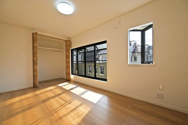 宝塚市山本丸橋1丁目中古戸建│3LDK+駐車1台可の洋室|-主寝室(2F)- 
収納庫内には枕棚とハンガーレールを配置しています。