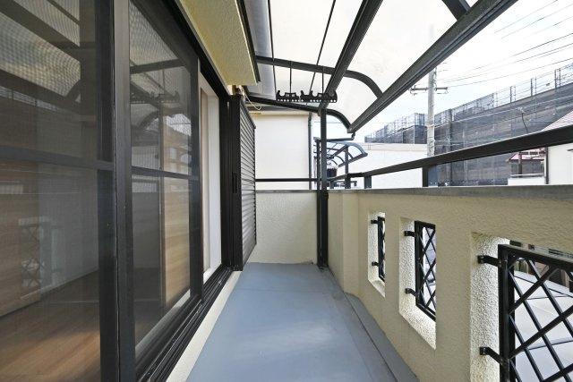 宝塚市山本丸橋1丁目中古戸建│3LDK+駐車1台可のバルコニー|2階南面バルコニーには奥行きがあってたくさんの洗濯物を干すことができ、陽光がたっぷりと室内に行き届きます。